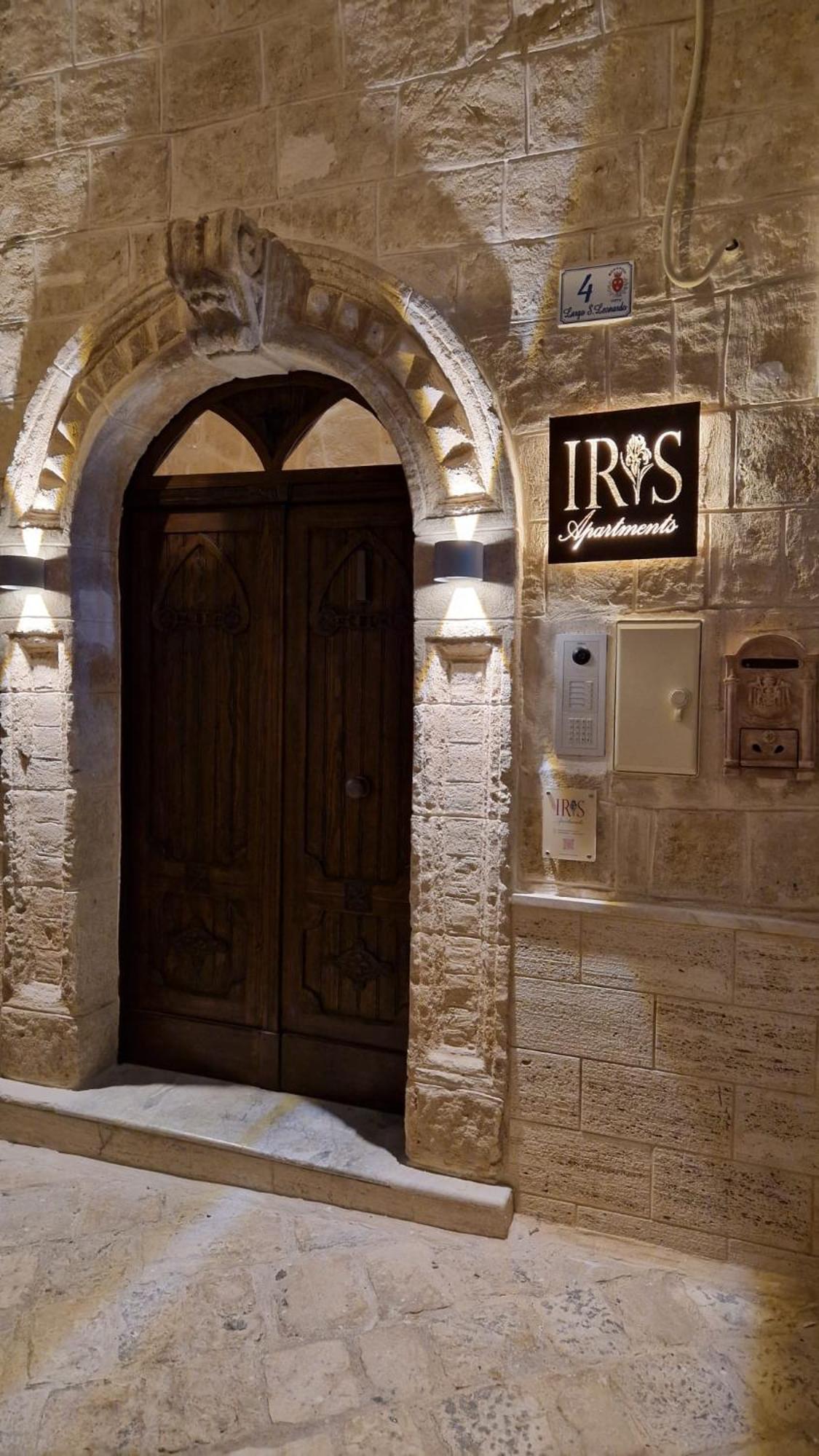 Iris Apartment *